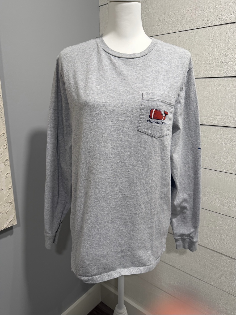 Vineyard Vines Men’s Light Gray Long-Sleeve Pocket Tee with Red Whale